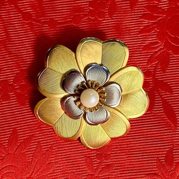 VTG Gold Tone Silver Tone Petals Pearl Flower Brooch Pin Retro 50’s Classic - Picture 2 of 11
